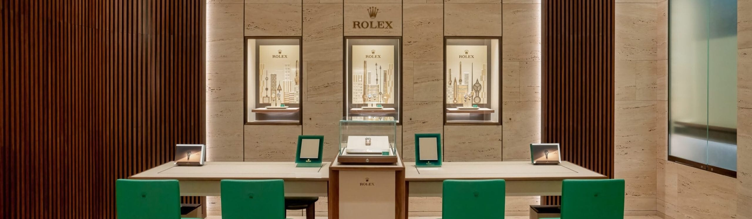 Ruang dalaman butik Rolex dengan meja konsultasi dan pameran jam tangan - Swee Cheong Watch