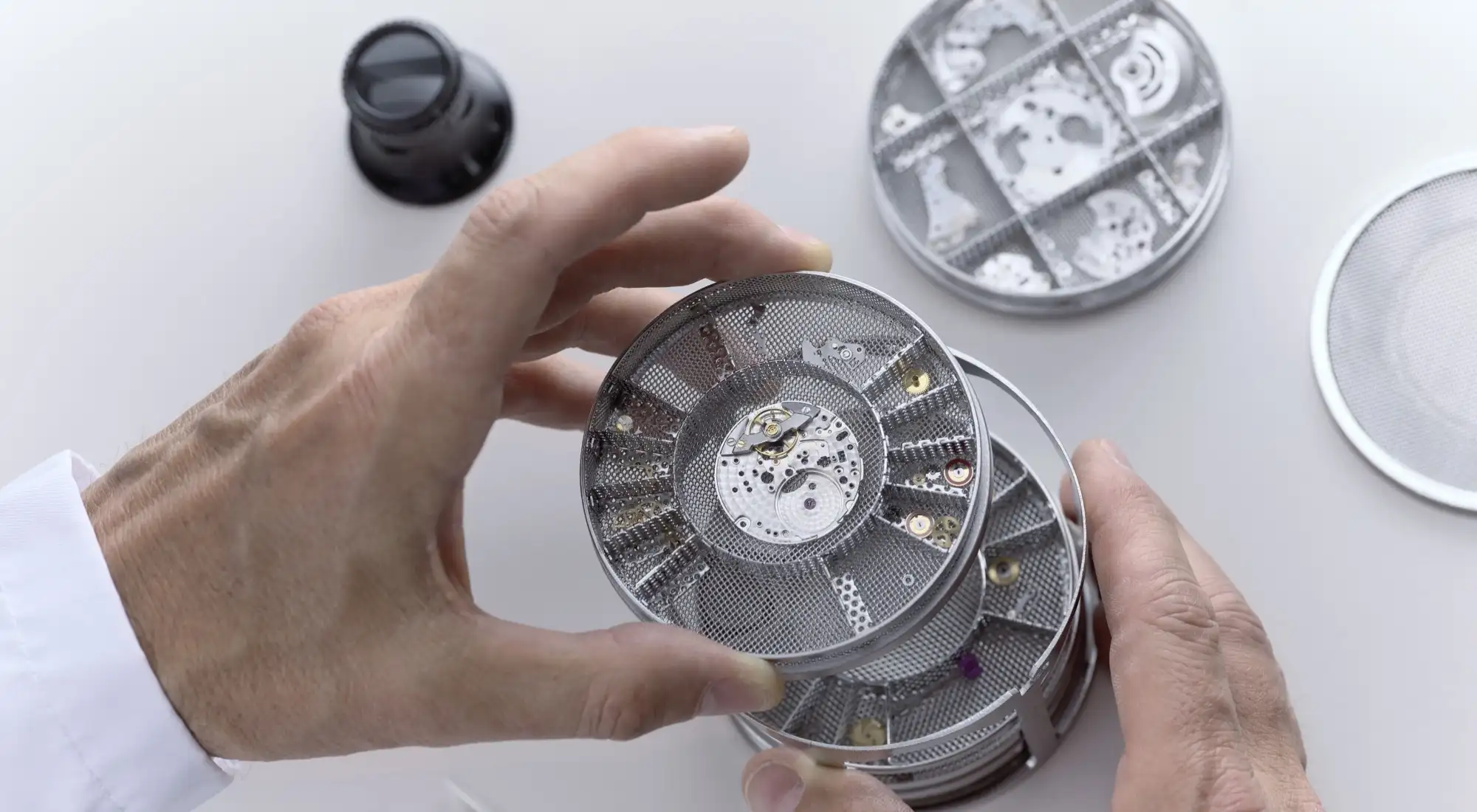 rolex-servicing-procedure-2234_rolex-sav_corporate_29_lavage-mouvement_cm3_v2-portrait Rolex Watches Checking - Swee Cheong Watch
