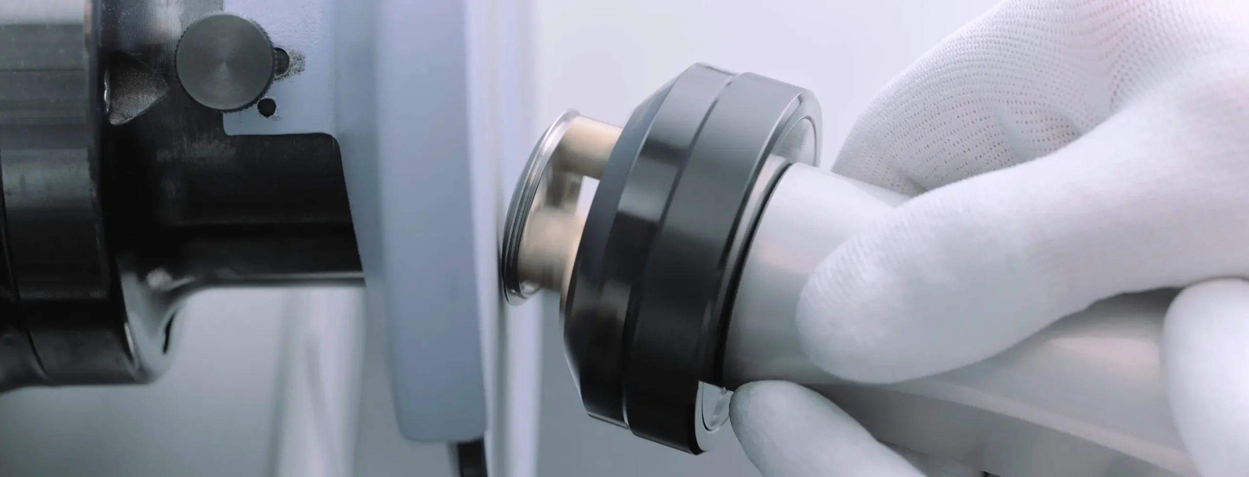 rolex-servicing-procedure-2234_rolex-sav_corporate_33_polissage_boite_fond_v1-portrait Servicing Rolex Watch - Swee Cheong Watch