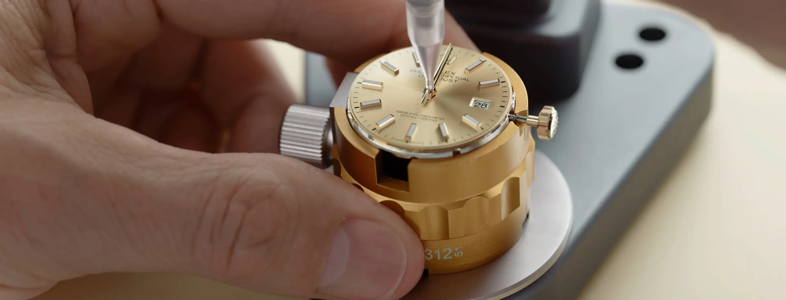 rolex-servicing-procedure-2234_rolex-sav_corporate_47_assemblage_chasser-les-aiguilles_v1-portrait Servicing Rolex Watch - Swee Cheong Watch