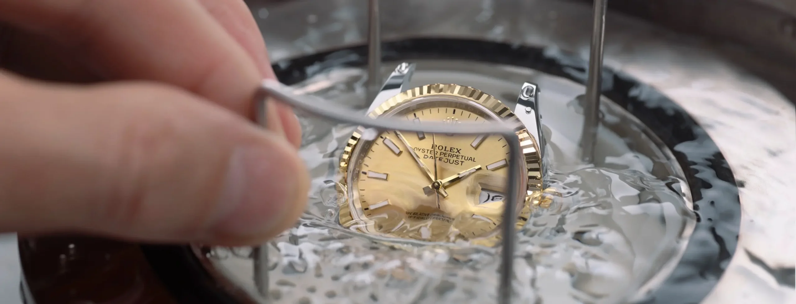 rolex-servicing-procedure-2234_rolex-sav_corporate_66_controle-etancheite_fathometre_v2-portrait Servicing Rolex Watch - Swee Cheong Watch