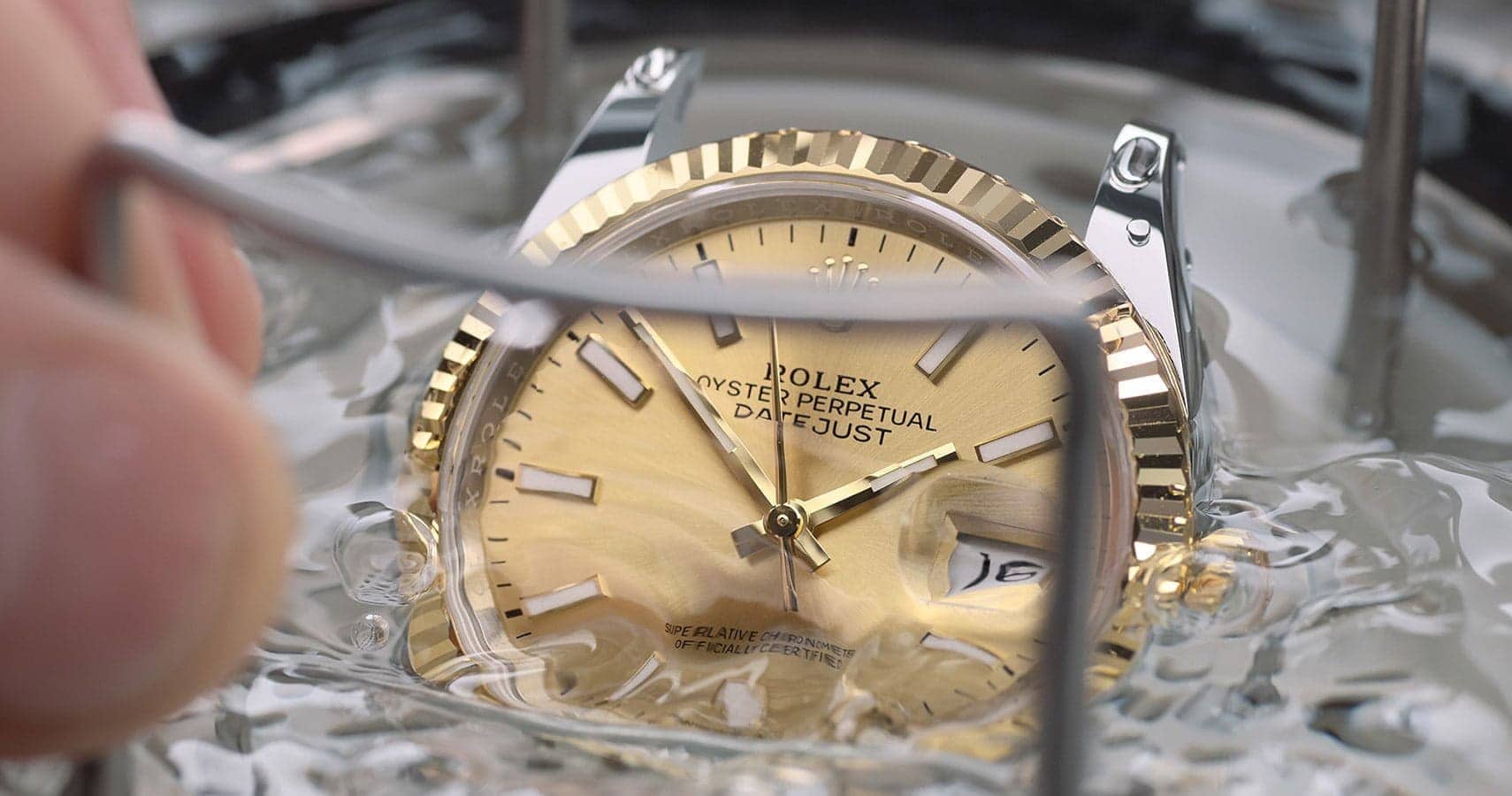 Rolex-Servicing-Procedure-Waterproofness-Test_Portrait